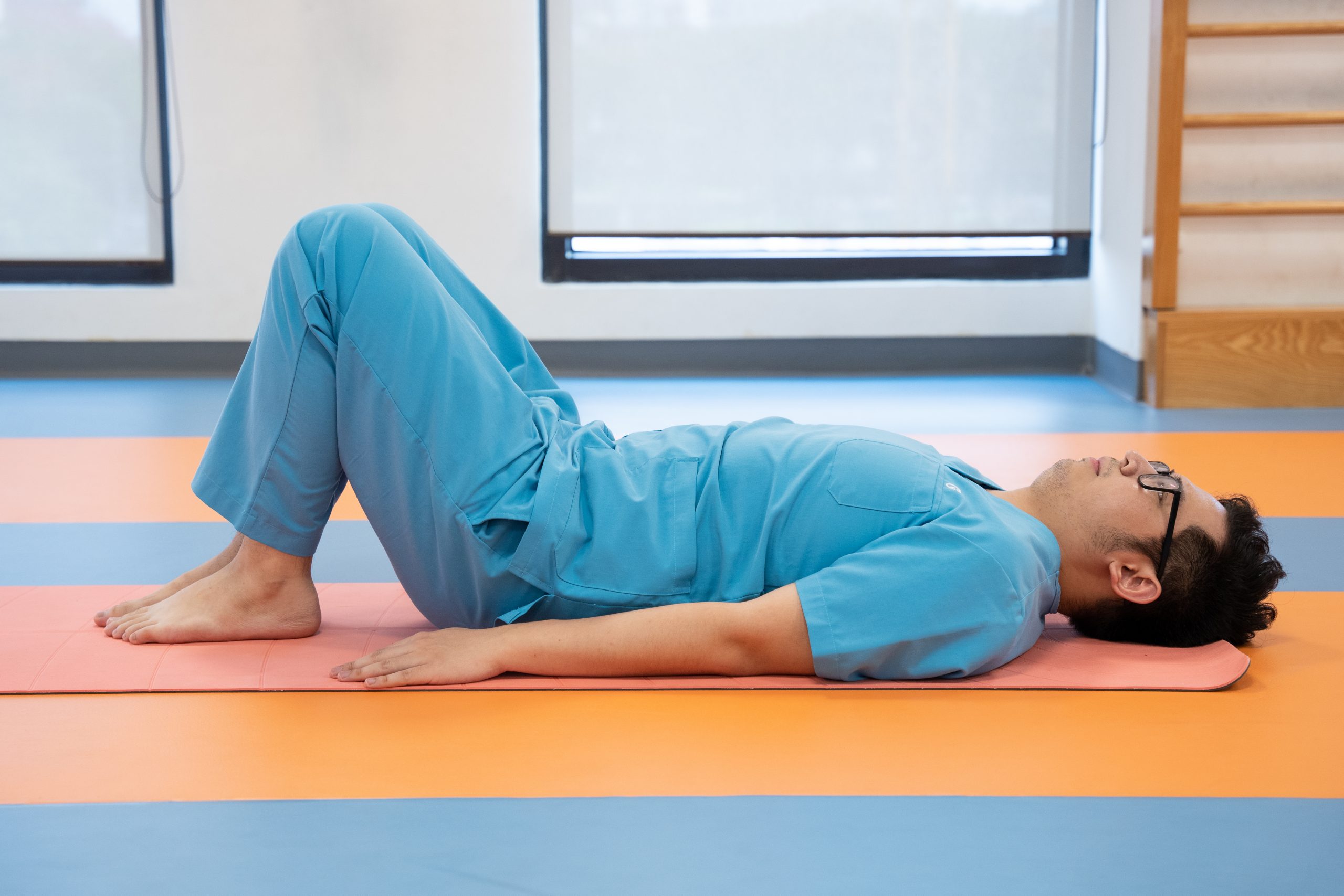 Tư thế nghiêng khung xương chậu giúp cải thiện đau cột sống do ngồi lâu