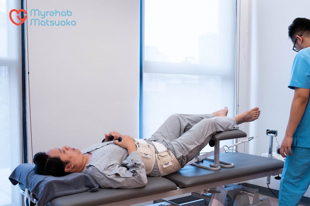 Kéo giãn cột sống giảm căng cứng vùng lưng