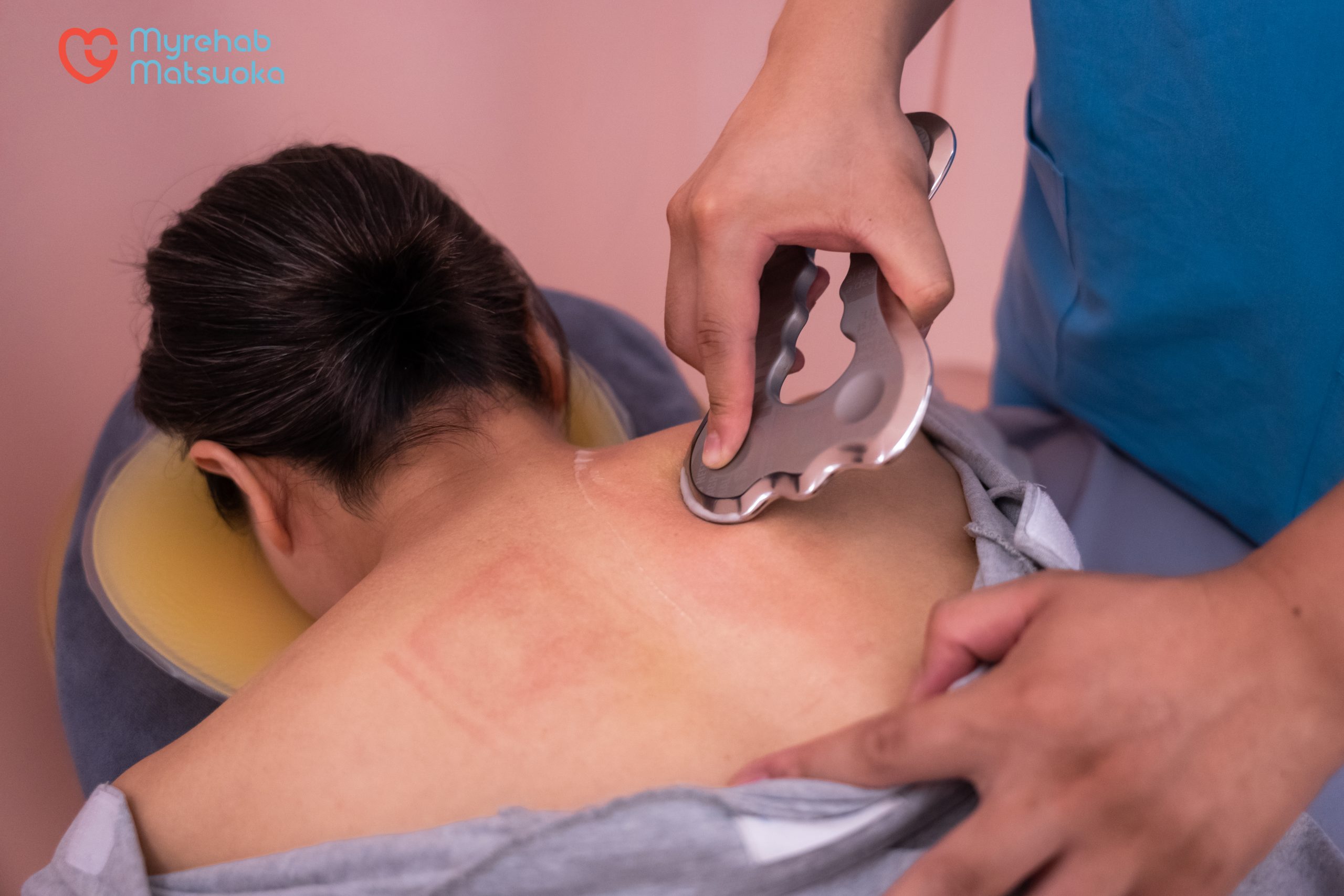 Chải mạc cơ giúp giải phóng điểm co cứng ở cổ vai gáy