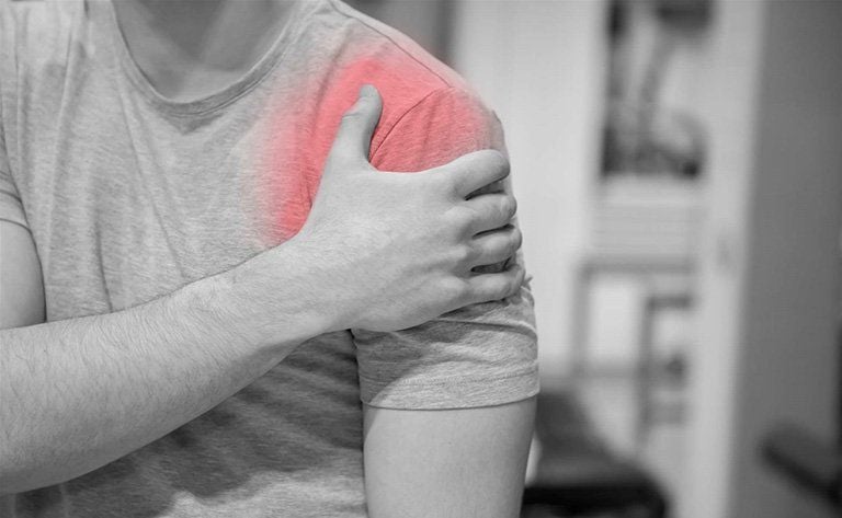 Đau khớp vai dữ dội là triệu chứng thường gặp của mất vững khớp vai mãn tính