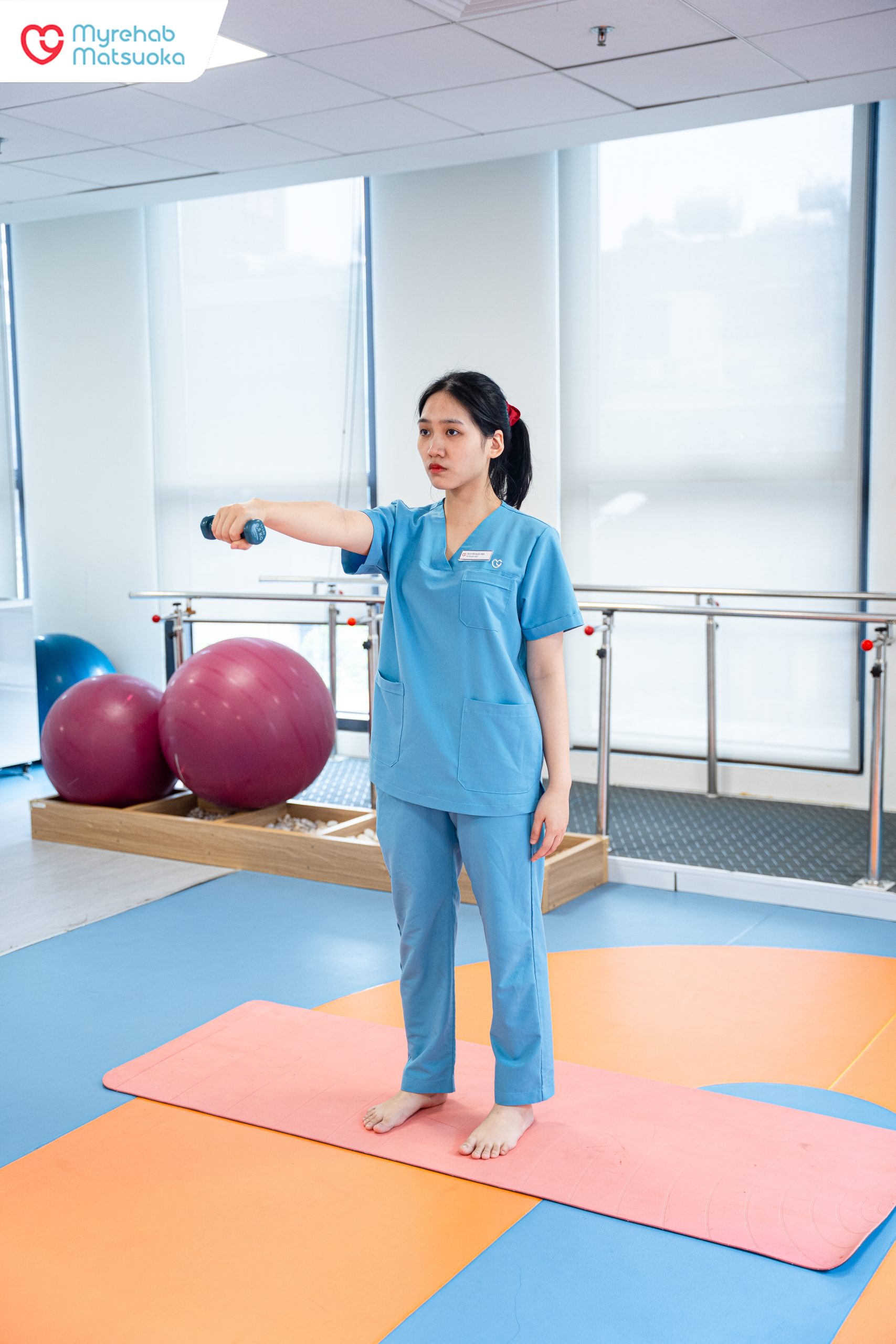 Bài tập nâng tạ phía trước