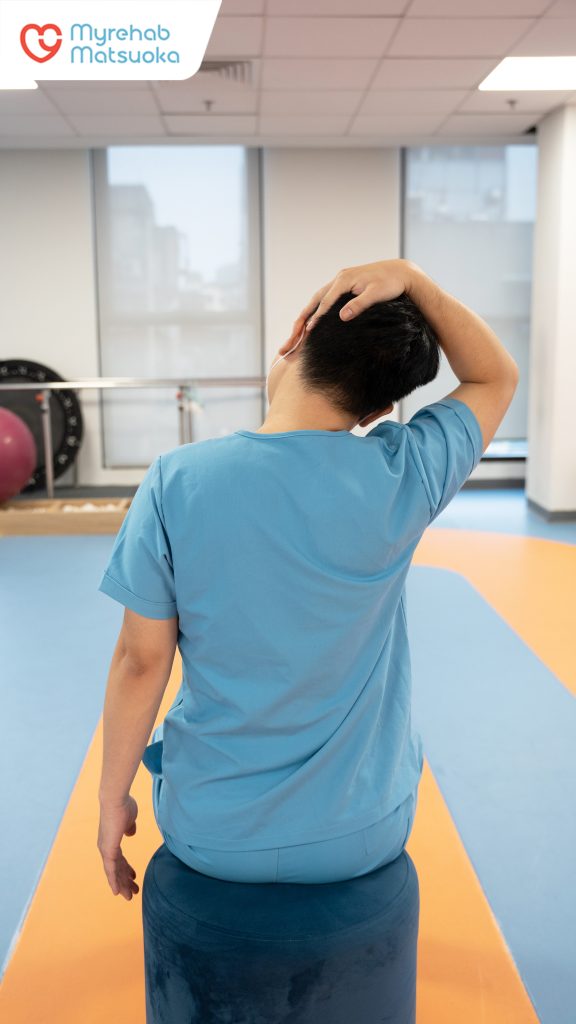 Bài tập giãn cơ cổ bên giúp giải tỏa căng thẳng vùng vai gáy và giảm áp lực lên các đốt sống cổ bị gai