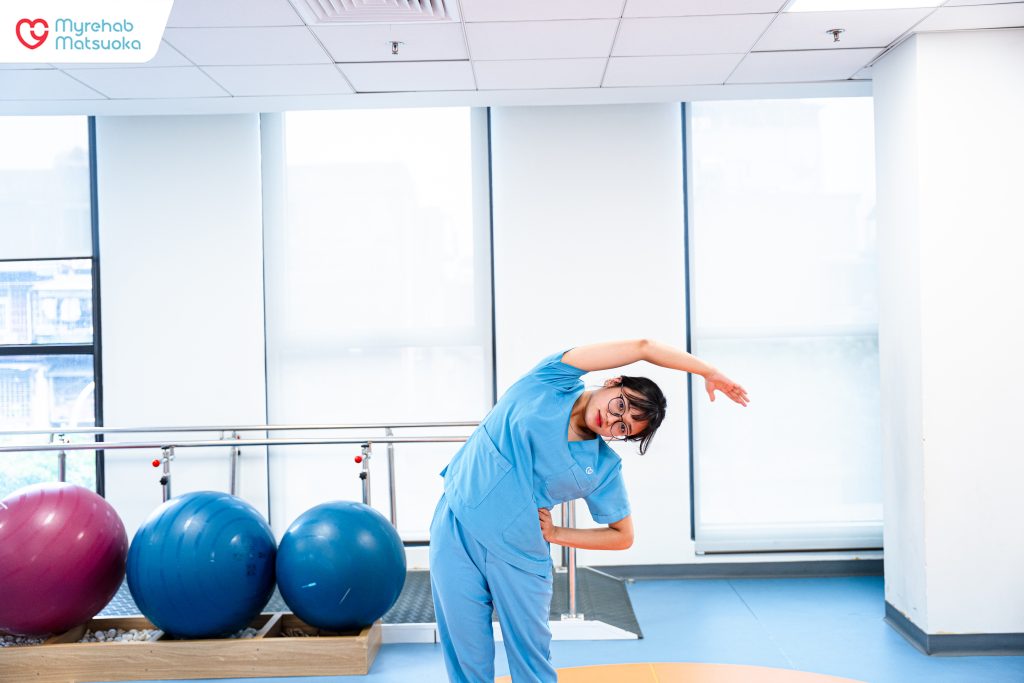Bài tập kéo giãn mạn sườn giúp khôi phục biên độ trượt sinh lý giữa các xương sườn và giải tỏa sự chèn ép thần kinh liên sườn