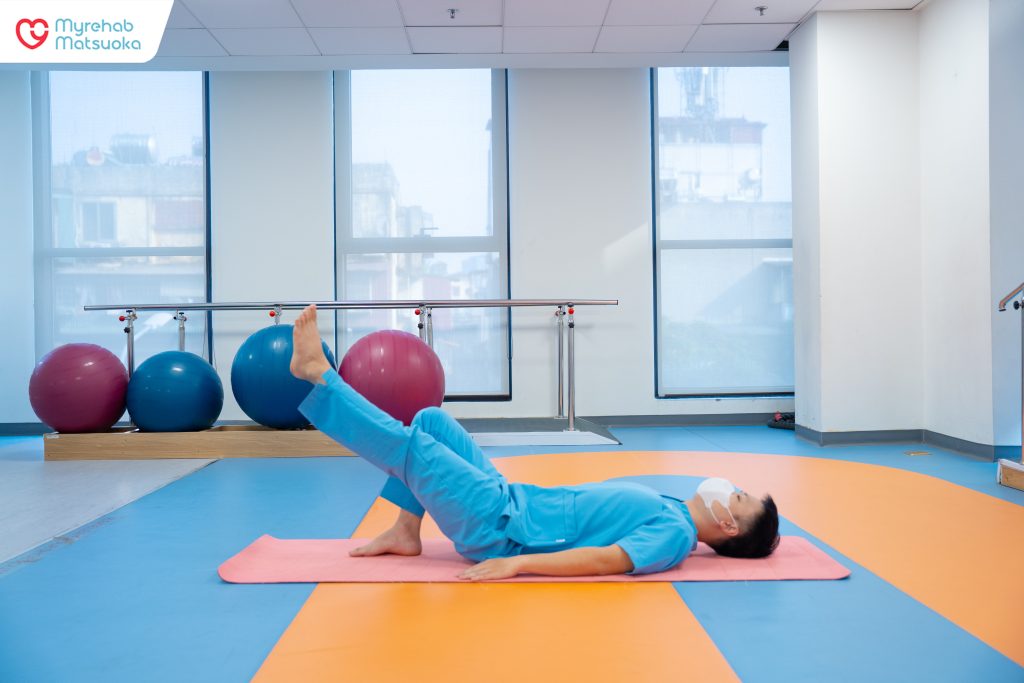 Bài tập nâng thẳng chân giúp duy trì trương lực cơ đùi và hông, ngăn ngừa teo cơ hiệu quả trong giai đoạn chưa được phép chịu tải