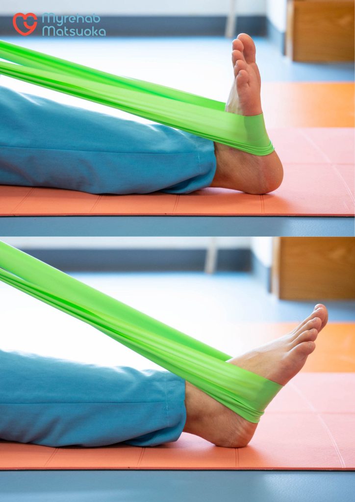 Bài tập kéo giãn gân gót với dây kháng lực giúp cổ chân gập duỗi hết biên độ để thực hiện bước đi bình thường