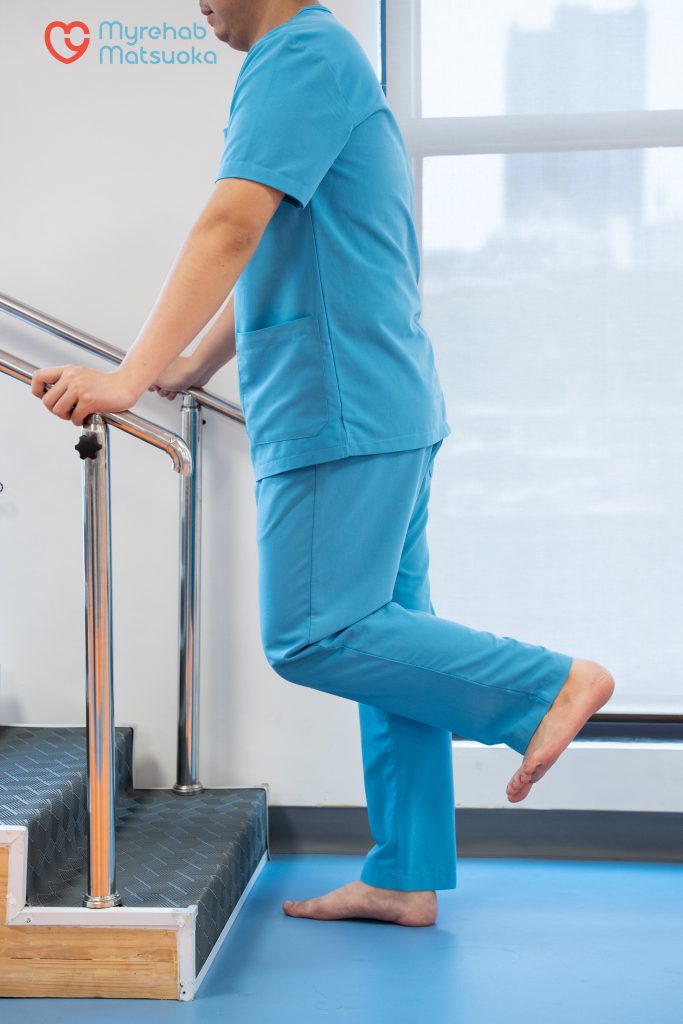 Bài tập thăng bằng một chân giúp tái giáo dục hệ thần kinh - cơ, tăng cường sự ổn định khớp và phòng tránh nguy cơ té ngã khi di chuyển