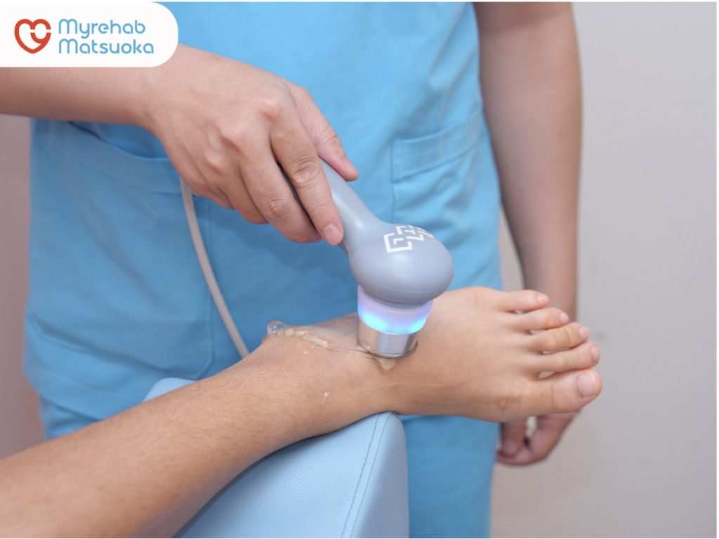 Sóng siêu âm trị liệu giúp giảm căng cứng cổ chân