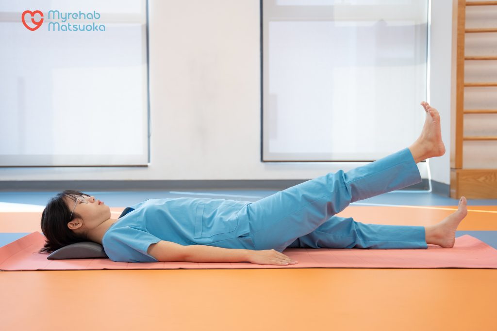 Bài tập nâng chân thẳng giúp tăng cường sức mạnh toàn diện cho chuỗi cơ mặt trước đùi và cơ hông