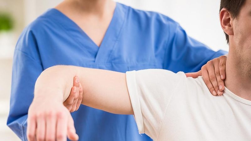 Luyện tập sau khi tháo bột tránh teo cơ