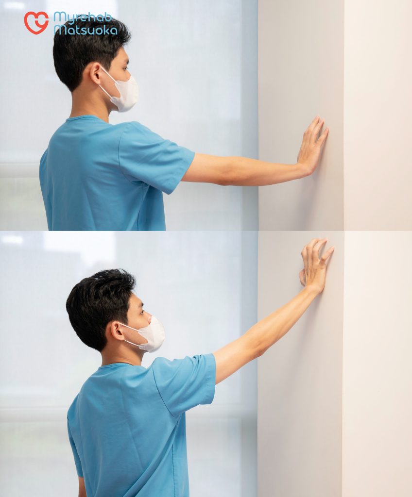 Bài tập ngón tay bò tường giúp làm quen với chuyển động của khớp vai