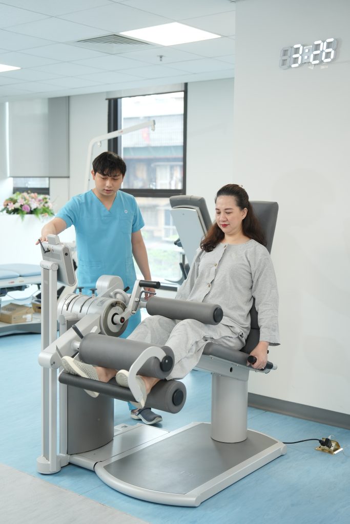Bài tập gập - duỗi chân kết hợp máy