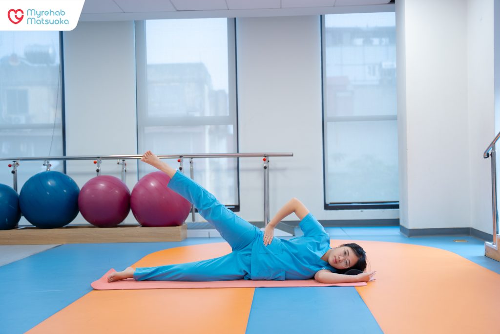 Bài tập nằm nghiêng nâng chân thẳng hỗ trợ giảm cảm giác "hụt gối" và mất vững khi di chuyển