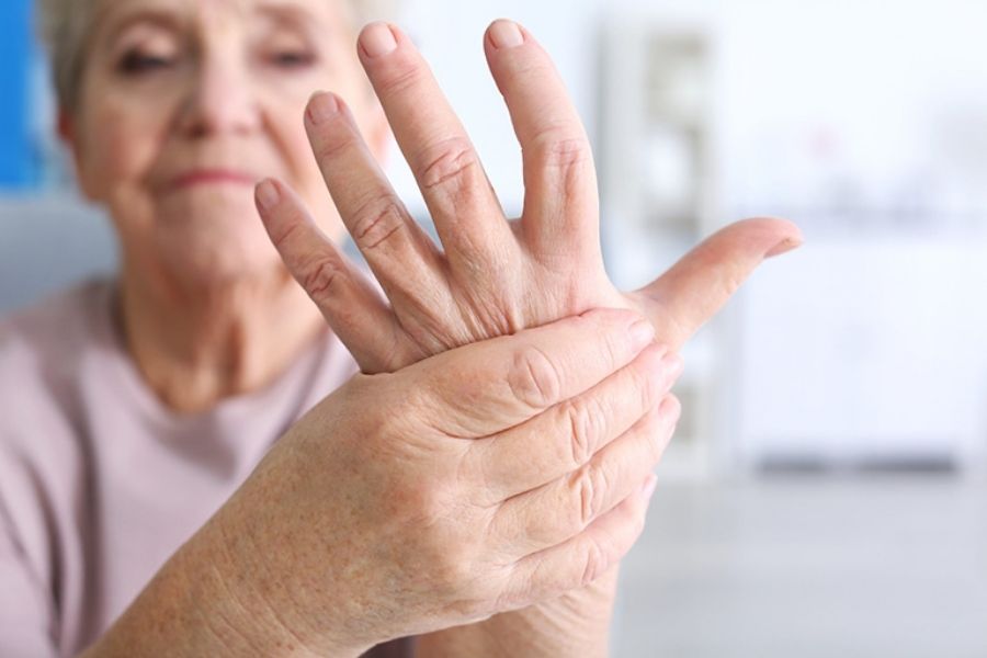 Yếu tố tuổi tác làm tăng nguy cơ mắc hội chứng ngón tay lò xo
