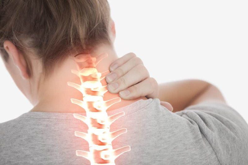 Gù lưng là nguyên nhân dẫn tới cột sống cổ phải chịu ảnh hưởng lớn