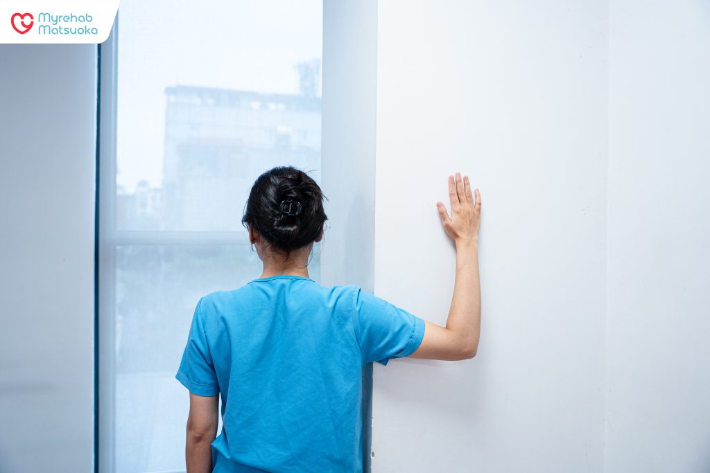 Bài tập đứng kéo giãn cơ ngực bám tường giúp tác động chuyên sâu vào vùng cơ bị co rút, hỗ trợ mở rộng vai hiệu quả