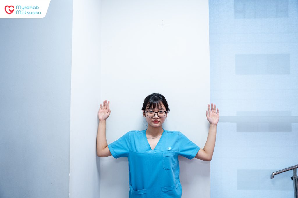 Tư thế chữ W giúp tăng cường sức mạnh nhóm cơ lưng giữa, hỗ trợ giữ cột sống ngực thẳng