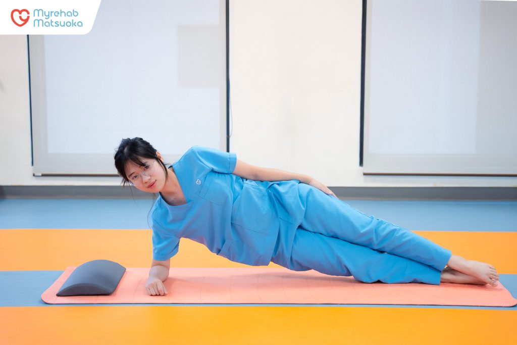 Side Plank giúp tăng cường sức mạnh cơ xiên để giữ cột sống không bị lệch sang bên