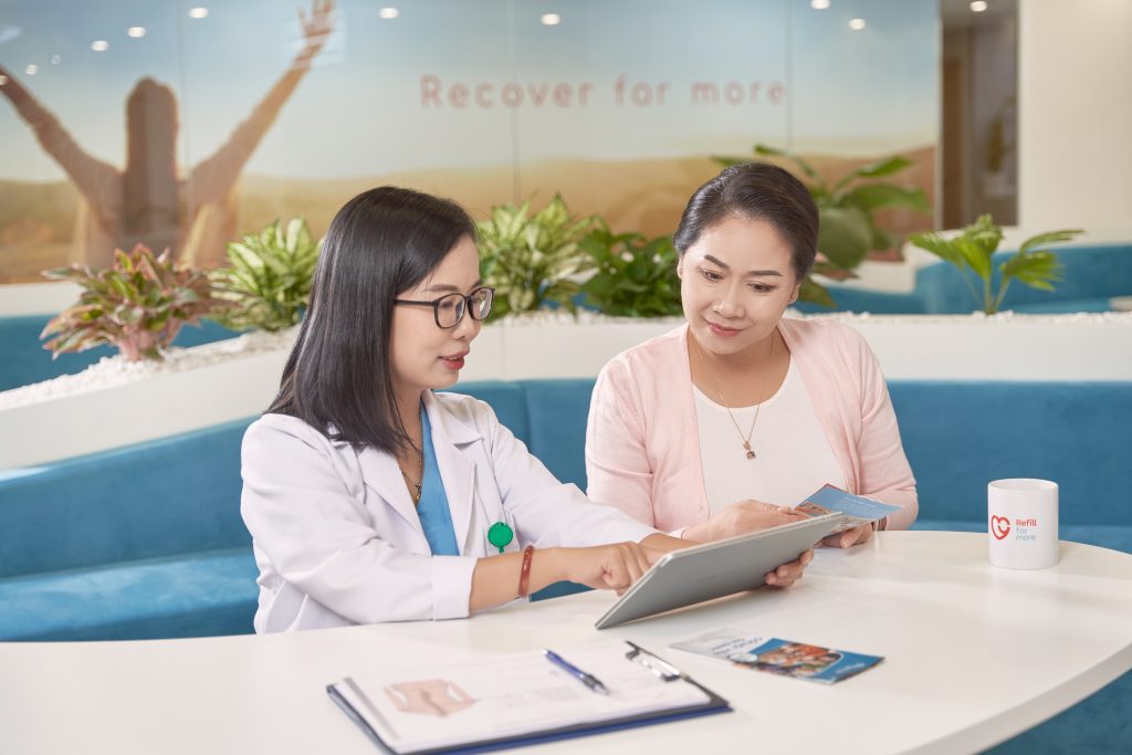 Thăm khám viêm cột sống dính khớp tại Myrehab Matsuoka