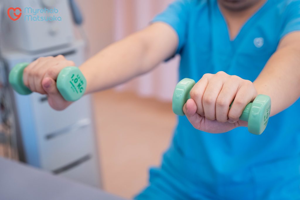 Bài tập gập - duỗi cổ tay với tạ nhẹ tăng cường sức mạnh hệ thống cơ bắp bám dọc xương cẳng tay