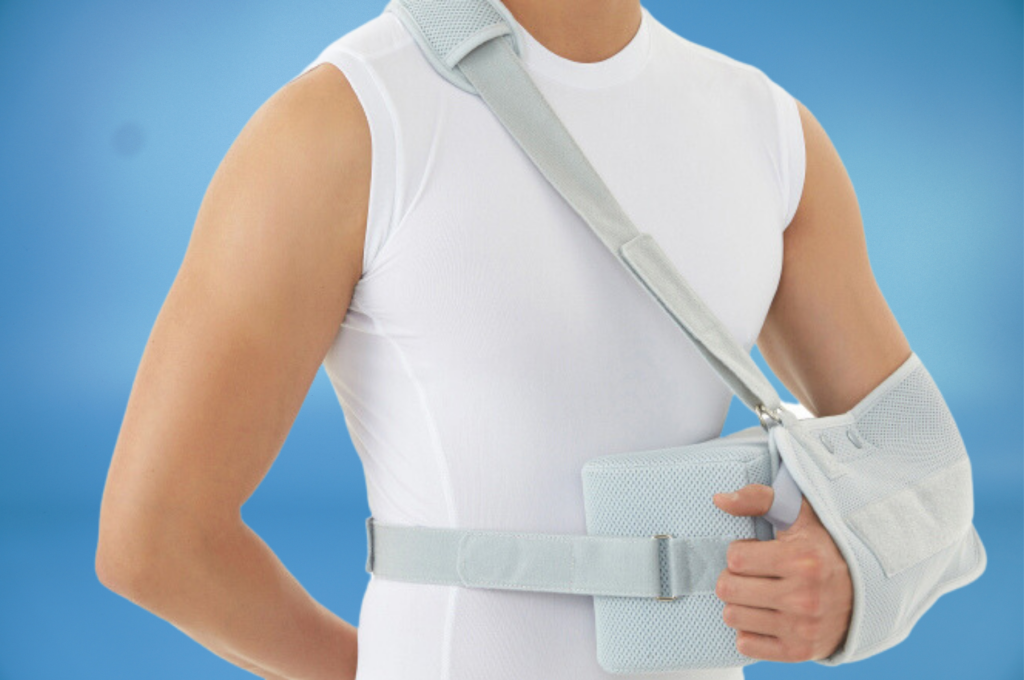 Sử dụng đai treo tay chức năng hỗ trợ làm giảm áp lực trọng trường lên khớp vai và xương cánh tay