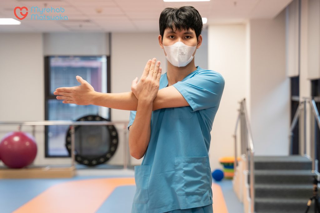Khởi động làm nóng vùng cánh tay trước khi tập thể thao để giảm chấn thương