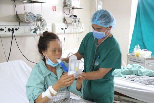 Bệnh nhân được bác sĩ hướng dẫn tập thở sau khi nẹp vít xương sườn