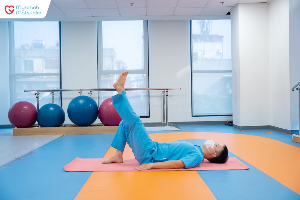 Bài tập nâng thẳng chân giúp kích hoạt tối đa cơ đùi trước mà không gây áp lực tỳ đè lên vết rách sụn chêm