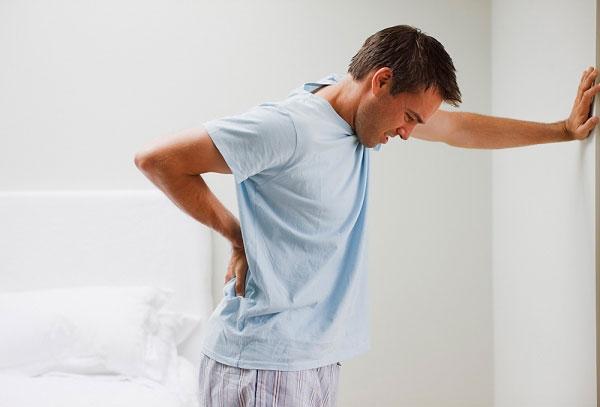 Đau lưng kéo dài có thể dẫn đến nguy cơ yếu cơ và mất vững cột sống