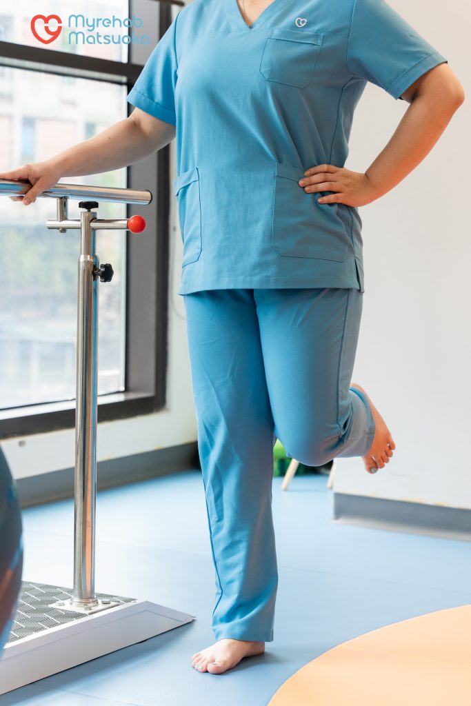 Bài tập đứng một chân giúp tái thiết lập cảm giác bản thể và tăng cường sự ổn định cho khớp gối sau mổ sụn chêm