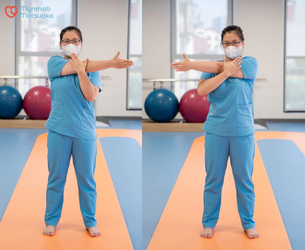 Giãn cơ vai qua bài tập vạt chéo tay trước ngực sau buổi tập