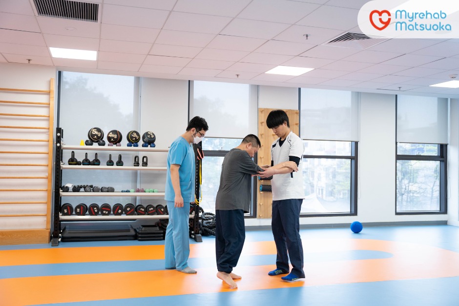 Tập giữ thăng bằng khi đứng tạo nền tảng vững chắc cho giai đoạn tập đi có hỗ trợ