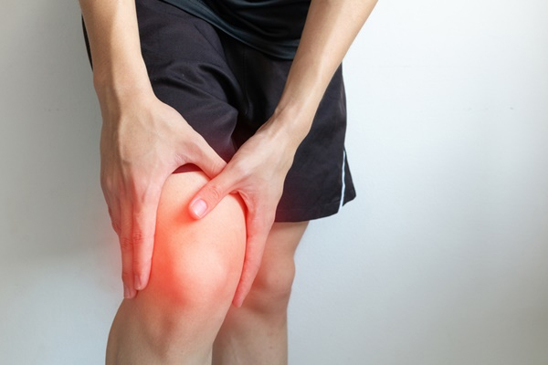 Tình trạng khớp gối sưng to, nóng đỏ và căng tức kéo dài là dấu hiệu cảnh báo phản ứng viêm quá mức hoặc tràn dịch khớp