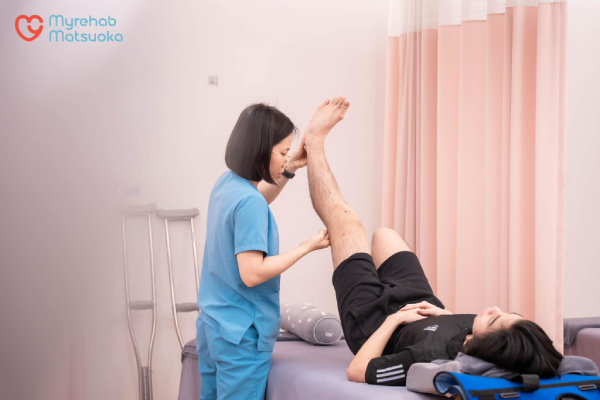 Phục hồi hậu phẫu thuật rách sụn chêm bằng di động khớp bằng tay tại Myrehab Matsuoka