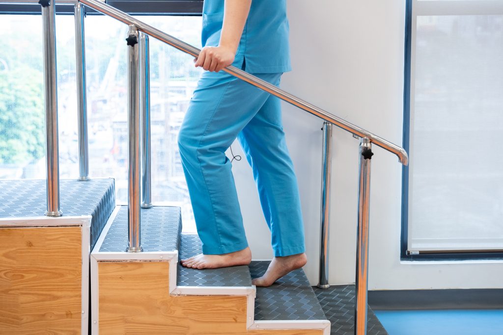 Bài tập bước lên bậc cao huấn luyện khả năng chịu tải đúng trục và tăng cường sức mạnh chức năng cho nhóm cơ đùi