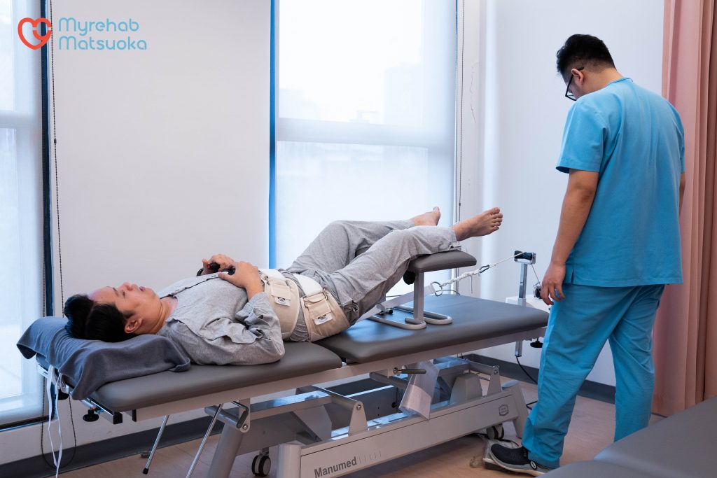 Người bệnh được điều trị bằng phương pháp kéo giãn cột sống bằng máy