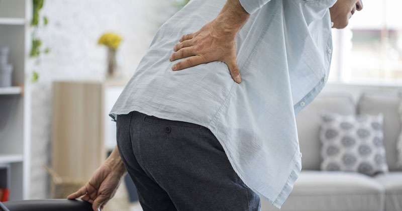 Người cao tuổi dễ mắc phải các bệnh lý liên quan đến vùng lưng
