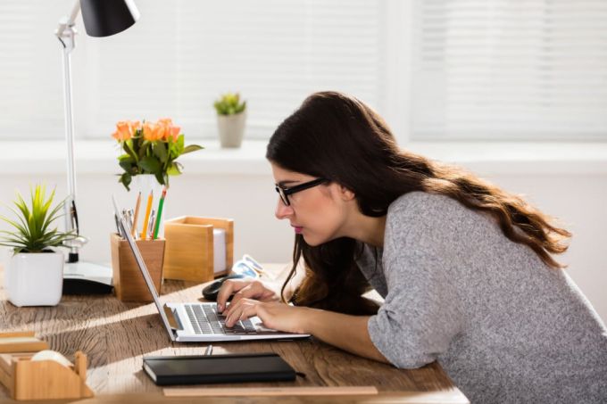 Ngồi một chỗ trong thời gian dài không thay đổi tư thế sẽ làm hệ thống gân cơ bị co cứng