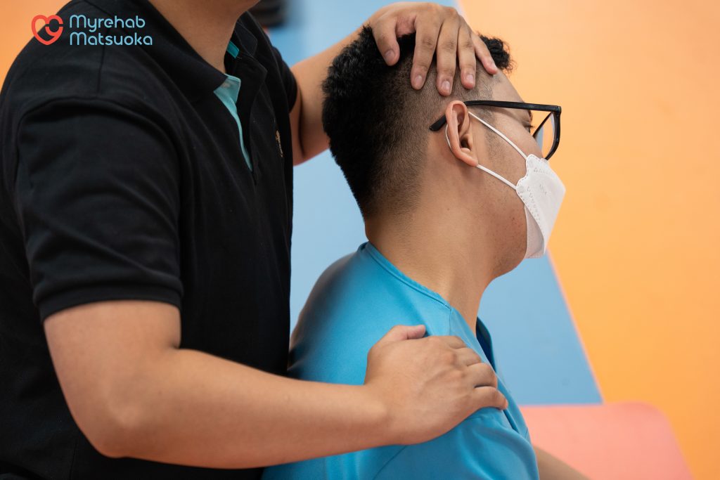 Phương pháp di động mô mềm điều trị cổ vai gáy được thực hiện bởi kĩ thuật viên tại Myrehab Matsuoka