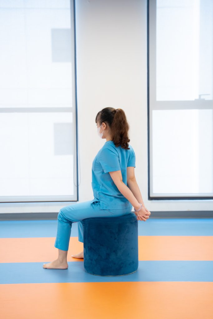 Kĩ thuật mở lồng ngực hỗ trợ điều chỉnh tư thế vai và giảm áp lực nén lên cột sống cổ