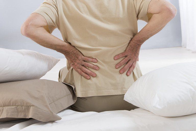 Tình trạng đau thắt lưng kéo dài gây ảnh hưởng trực tiếp đến chất lượng giấc ngủ