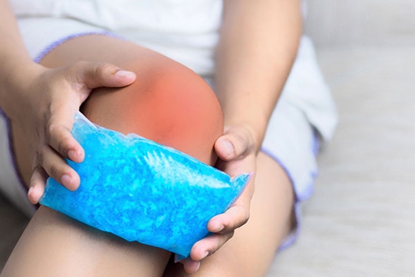 Chườm lạnh vị trí gãy xương để giảm sưng và đau