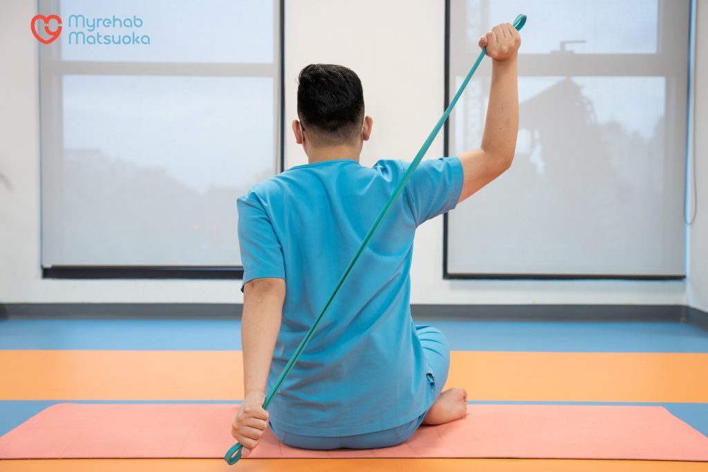 Bài tập kéo giãn cơ ngực và vai trước giúp cải thiện gù lưng
