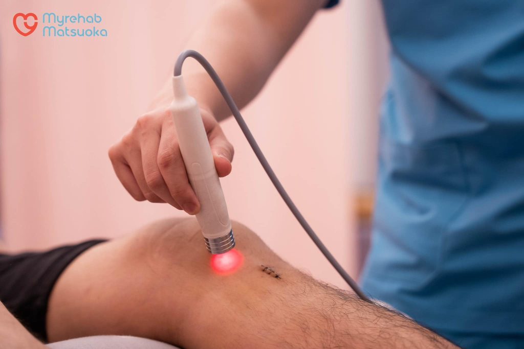 Liệu pháp ánh sáng trị liệu kiểm soát phản ứng viêm nội khớp và giảm đau nhanh chóng, tạo nền tảng cho các bài tập vận động sớm