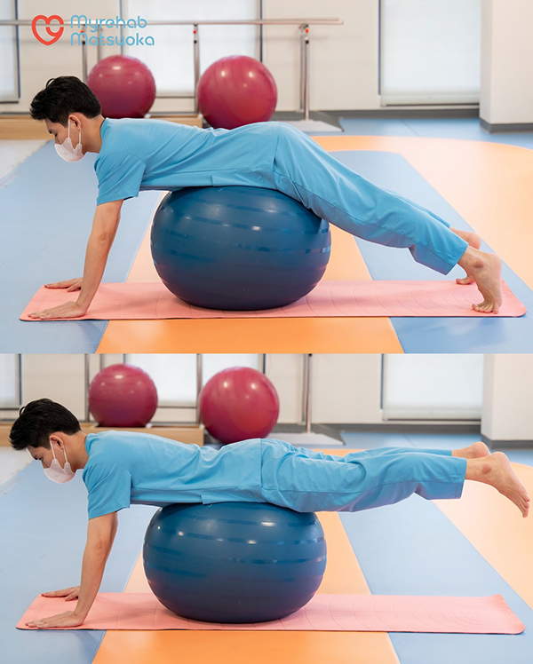 Bài tập giữ thăng bằng trên bóng