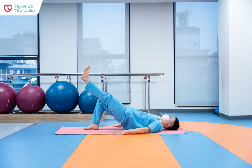 Bài tập tư thế cây cầu một chân giúp củng cố cơ đùi sau – "trợ thủ" đắc lực bảo vệ dây chằng chéo