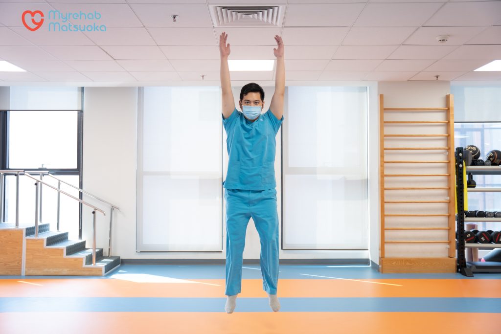 Huấn luyện kĩ thuật tiếp đất bằng nửa bàn chân trước để cơ bắp hấp thụ lực, bảo vệ tối đa sụn chêm mới phục hồi