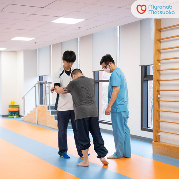 Bệnh nhân được hướng dẫn vận động trị liệu theo lộ trình phù hợp tại Myrehab Matsuoka