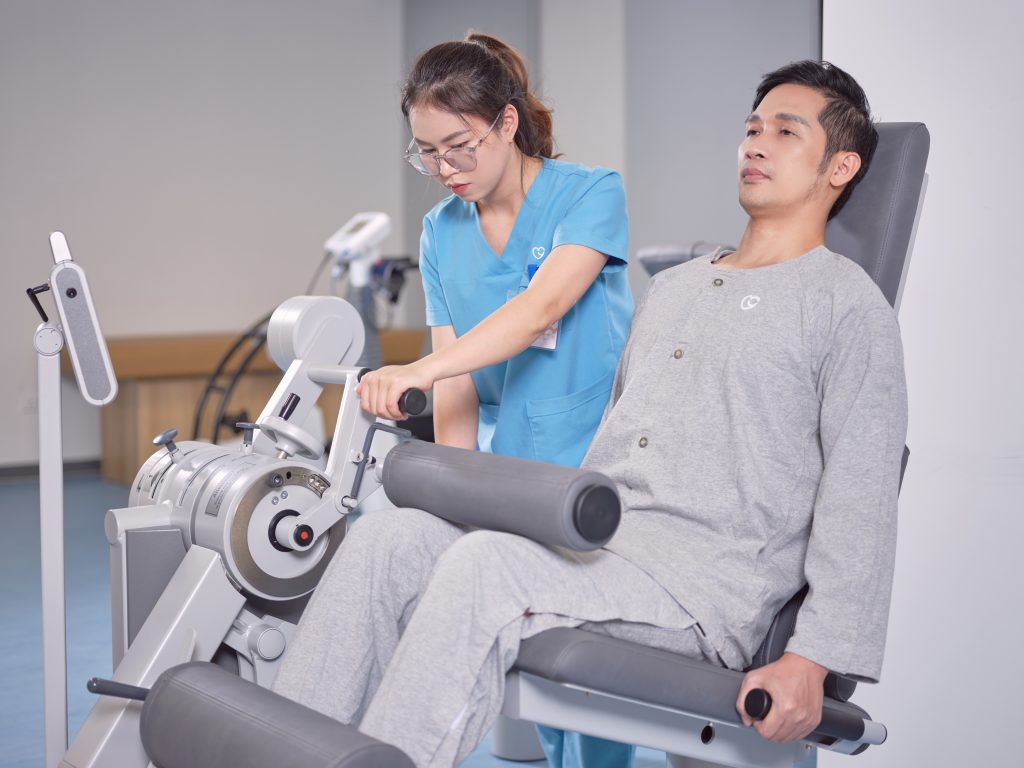Bệnh nhân được hướng dẫn vận động trị liệu bằng máy tập kháng lực tại Myrehab Matsuoka