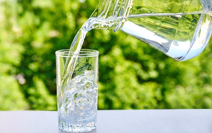 Duy trì đủ nước giúp khớp gối hoạt động mượt mà và hỗ trợ đào thải độc tố sau phẫu thuật