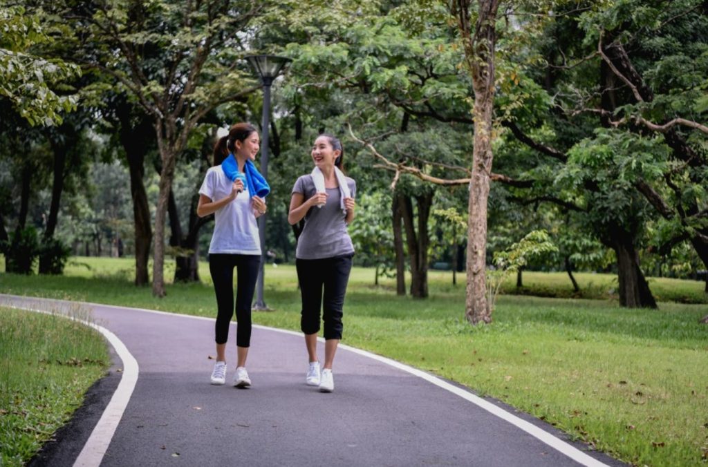 Đi bộ là bài tập nhẹ nhàng, giúp người bị thoát vị đĩa đệm cải thiện sự linh hoạt của cơ thể và vận động dễ dàng hơn